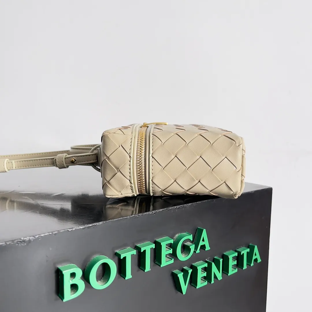Batch 1360 Bottega Veneta 24 spring and summer woven zipper crossbody bag. A crossbody bag that can be used as a cosmetic bag. The exquisite weaving and compact body are an indispensable accessory for the upcoming summer. The double zipper also better protects the bag. It has a large capacity. If you like it, don’t miss it. Style number: 789109 Size: 22*12.5*5cm